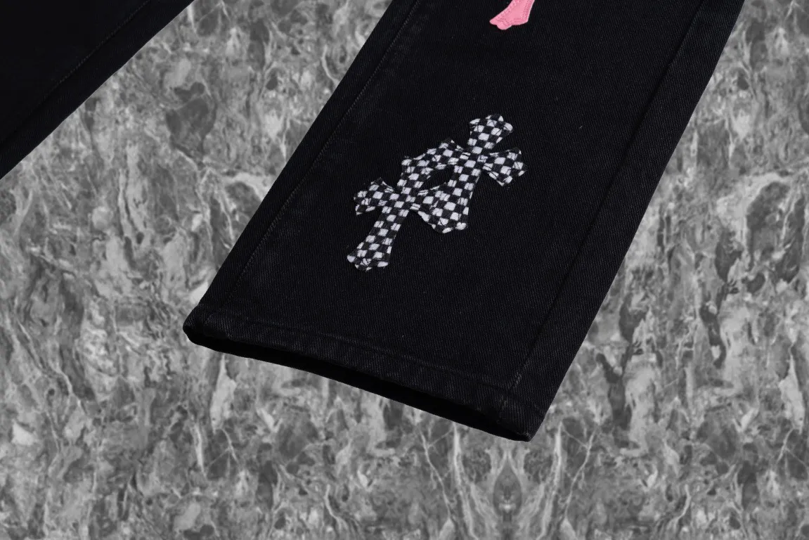 P230 running volume Chrome Hearts cherry blossom pink checkerboard cross patchwork leather jeans, original 5W+ It is known that chromehearts jeans will use vintage Levis jeans as the base plate for creation. They usually add their own unique silver buckles and silver ornaments, plus patchwork leather embellishments. This is the reason why the value of these vintage jeans doubles, because the base plate is Vintage jeans, jeans themselves have become very soft and comfortable after years of baptism, which can be distinguished from ordinary jeans. You should also refer to the pants data for size. Style number: 1808# Color: black pants cherry blossom pink Size: 28 30 32 34 28 Waist 86 Hips 100 Pants length 102 30 Waist 90 Hips 104 Pants length 104 32 Waist 94 Hips 108, pants length 106 34, waist 98, hips 112, pants length 110